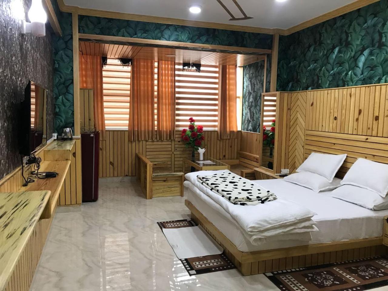 Oyo 37525 Hotel Mall Palace Pithoragarh Bagian luar foto