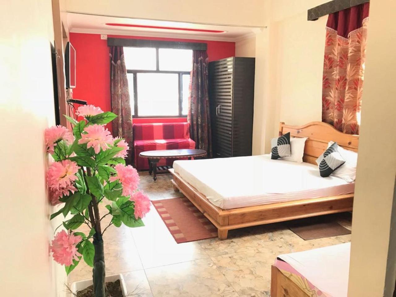Oyo 37525 Hotel Mall Palace Pithoragarh Bagian luar foto