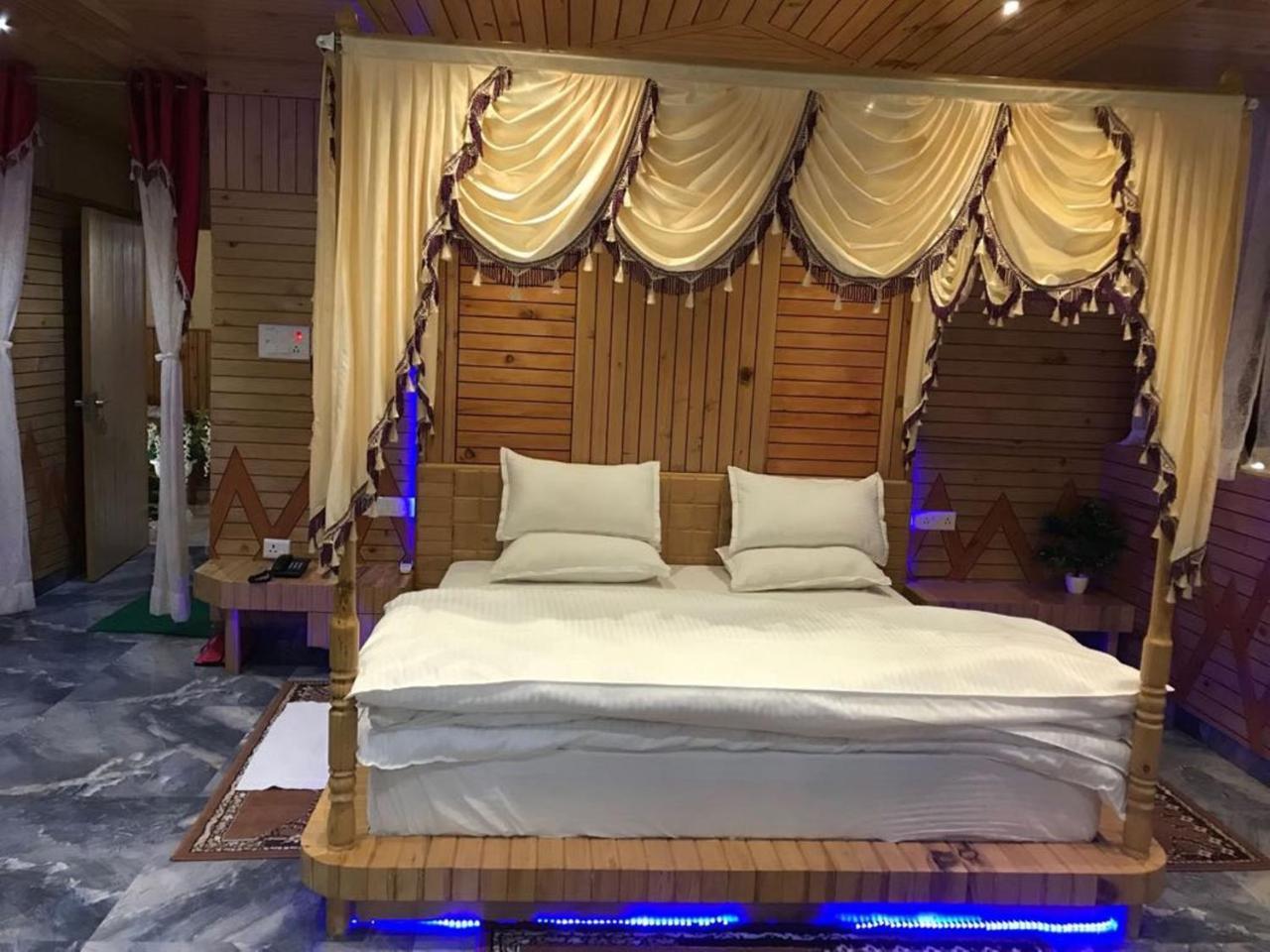 Oyo 37525 Hotel Mall Palace Pithoragarh Bagian luar foto
